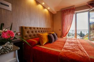 a bedroom with a large bed with a large window at B&B Il Parco in Monterosso al Mare
