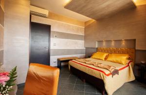 a bedroom with a large bed in a room at B&B Il Parco in Monterosso al Mare