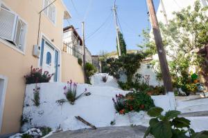 um jardim com flores e uma casa em Family House in Lakones em Paleokastritsa