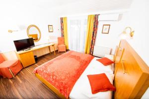 A bed or beds in a room at Landgasthof zur Goldenen Traube