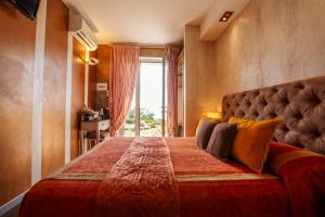 a bedroom with a large bed with a large window at B&B Il Parco in Monterosso al Mare