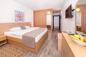 Un pat sau paturi într-o cameră la Hotel Omorika