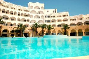 Swimming pool sa o malapit sa Hotel El Habib Monastir