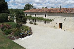 an external view of a building with a courtyard at Gites Les Grandes Ecures in Mons