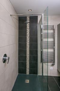 une salle de bain avec une douche avec une porte vitrée dans l'établissement Casa Los Pinos, à Benissa