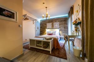 a bedroom with a bed with a brick wall at My Bed in pico in Madalena