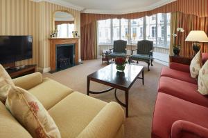 een woonkamer met een bank en een tafel bij Cheval Thorney Court at Hyde Park in Londen