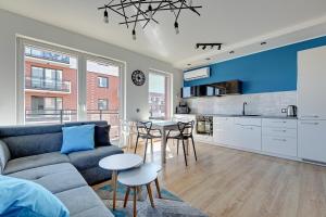 sala de estar con sofá y mesa en NORDBYHUS Apartamenty Nowa Grobla, en Gdansk