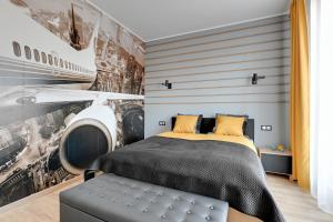 1 dormitorio con 1 cama y un mural de avión en NORDBYHUS Apartamenty Nowa Grobla, en Gdansk