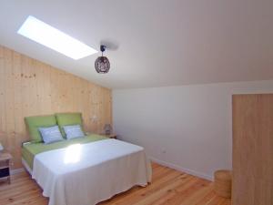ein Schlafzimmer mit einem Bett und einem Dachfenster in der Unterkunft Nid d'Arguin in La Teste-de-Buch