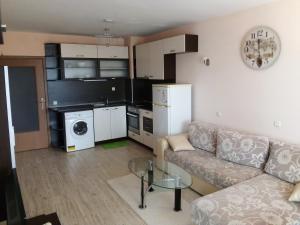- un salon avec un canapé et une table dans l'établissement Апартамент Зорница, à Bourgas