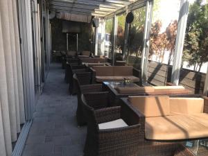 une rangée de tables et de chaises dans un restaurant dans l'établissement Villa Piano&Bar, à Ohrid