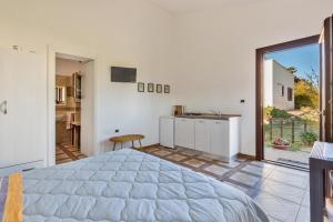 una camera con un grande letto e una cucina di Mono Santa Chiara by BarbarHouse a Torre Lapillo