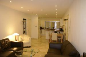 uma sala de estar com um sofá e uma mesa em Amathusia beach apartment em Limassol