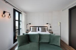 Postel nebo postele na pokoji v ubytování Yurbban Ramblas Boutique Hotel