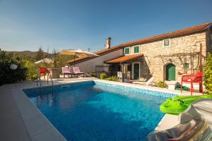 Captain's Villa with Swimming Pool في Jurdani: مسبح امام بيت
