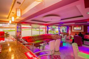 Ο χώρος του lounge ή του μπαρ στο Hotel Nyakoe Kisii