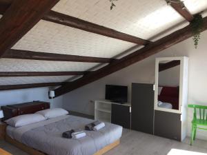 ein Schlafzimmer mit einem großen Bett und einem Spiegel in der Unterkunft La mansardina in Padua