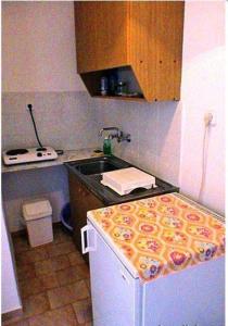 Il comprend une petite cuisine avec un évier et un comptoir. dans l'établissement Diamont Studios, à Agia Galini
