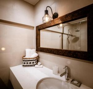a bathroom with a sink, mirror, toilet and bathtub at MAZMI CASA in Dubai