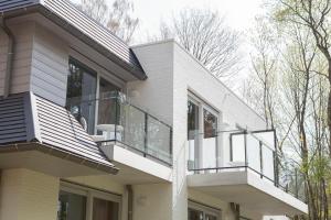 uma casa com varandas ao lado em Holiday Suites Limburg em Aan de Wolfsberg