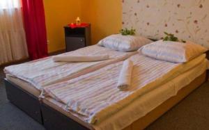 Łóżko lub łóżka w pokoju w obiekcie Hotel Restauracja U Guta