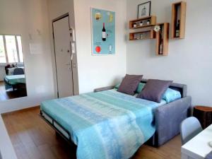 Una cama o camas en una habitación de VinHome