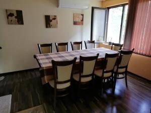 Guesthouse Vanessa في أوريشاك: غرفة طعام مع طاولة وكراسي