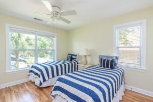 2 camas en una habitación con 2 ventanas en Little Tara en Tybee Island
