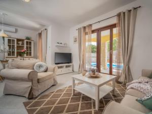 salon z kanapą i telewizorem w obiekcie Villa Chiara w mieście (( Velovići ))
