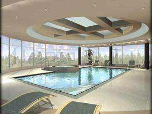 una grande piscina in un grande edificio di Mississauga Furnished Apartments a Mississauga
