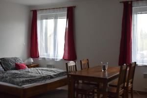 Postel nebo postele na pokoji v ubytování Hornický penzion