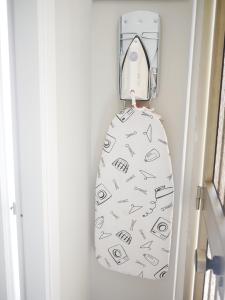 deskę surfingową wiszącą na ścianie obok drzwi w obiekcie La Casetta Narni w mieście Narni Scalo