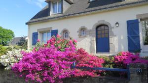 プロムールにあるMer et campagneのピンクの花の家