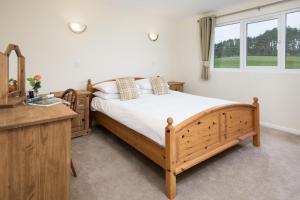Un pat sau paturi într-o cameră la Brown Rigg Lodges