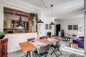 een eetkamer met een tafel en stoelen bij Domus Lunae in Rome