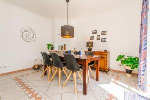 comedor con mesa de madera y sillas negras en Lagar by Algartur, en Conceição