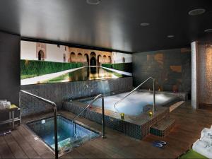 - Piscina con bañera en un edificio en Gran Hotel Luna de Granada, en Granada