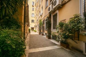 eine Gasse in einer Stadt mit Gebäuden und Pflanzen in der Unterkunft Domus Lunae in Rom