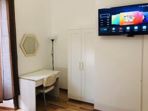 COMFORT INN ROMA TERMINI的电视和/或娱乐中心