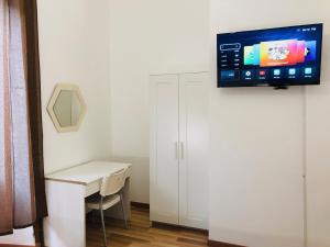 COMFORT INN ROMA TERMINI的电视和/或娱乐中心