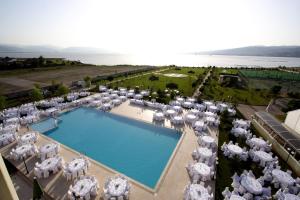 an overhead view of a pool with chairs and umbrellas at EmexOtel Kocaeli in Kocaeli