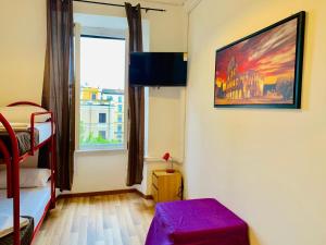 COMFORT INN ROMA TERMINI的电视和/或娱乐中心