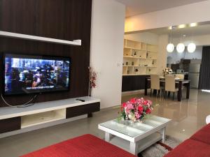 バンコクにある14 プレイス スクンビット スイーツのリビングルーム(テレビ、花のテーブル付)