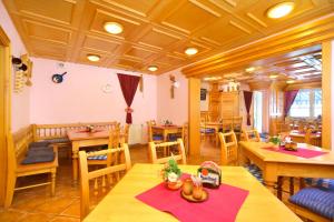 Reštaurácia alebo iné gastronomické zariadenie v ubytovaní Pension Alba