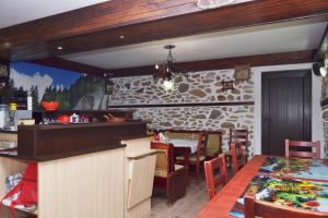 uma cozinha e sala de jantar com uma parede de pedra em Къща за гости Суни Транс em Smolyan