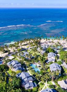 una vista aerea di un resort vicino all'oceano di Hotel Alisei a Las Terrenas