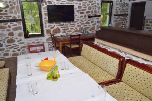einen Tisch in einem Restaurant mit einem weißen Tischtuch in der Unterkunft Къща за гости Суни Транс in Smoljan