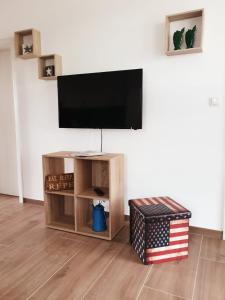 sala de estar con TV de pantalla plana en la pared en Ferienhaus Hof Beel, en Oberlangen
