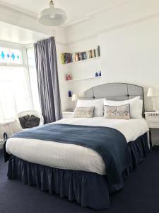ein Schlafzimmer mit einem großen Bett mit zwei Kissen in der Unterkunft The Moorings B&B in Southend-on-Sea